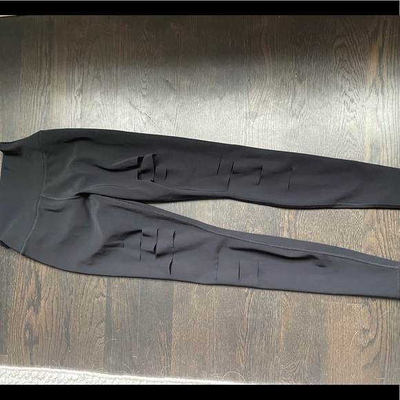 Alo High Waisted Ripped Legging - Full Length - Picture 5 of 5